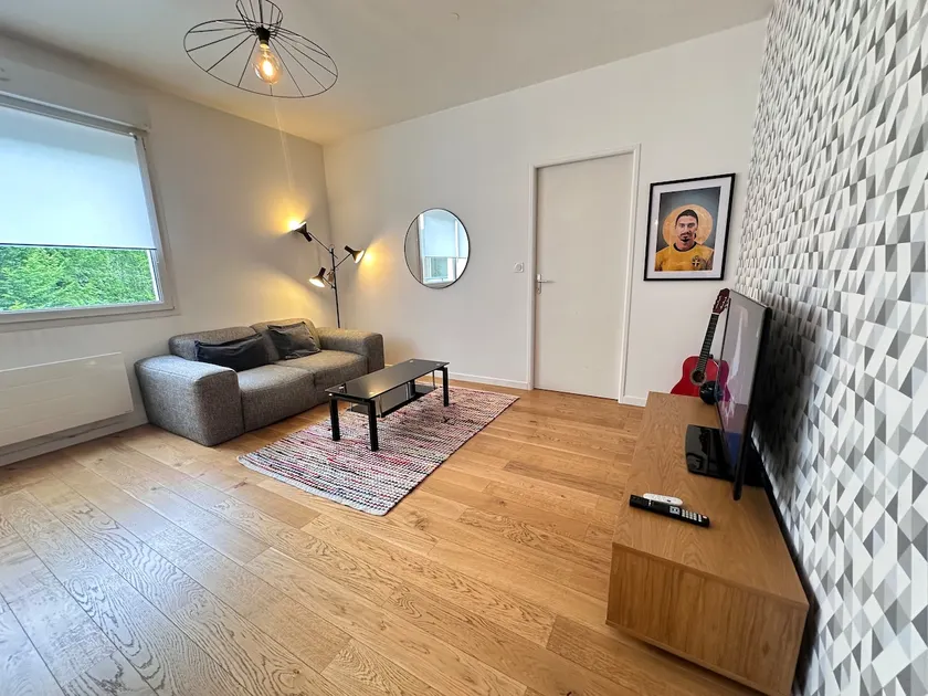 Quiet 2-room apartment with parking near the center - Image 1