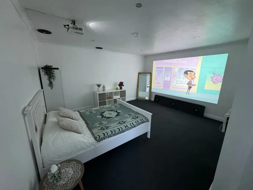 Spacious private cinema guest house - Image 1