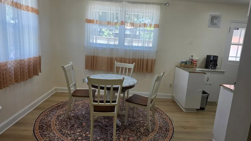 Convenient/family friendly home with yard driveway - Image 1