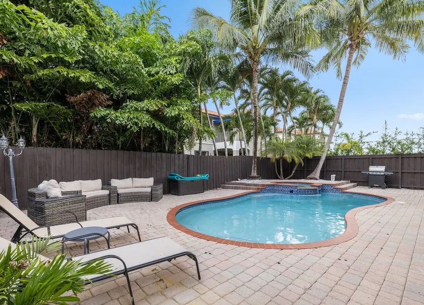 Cozy Tropical pool Retreat in Miami - Image 1