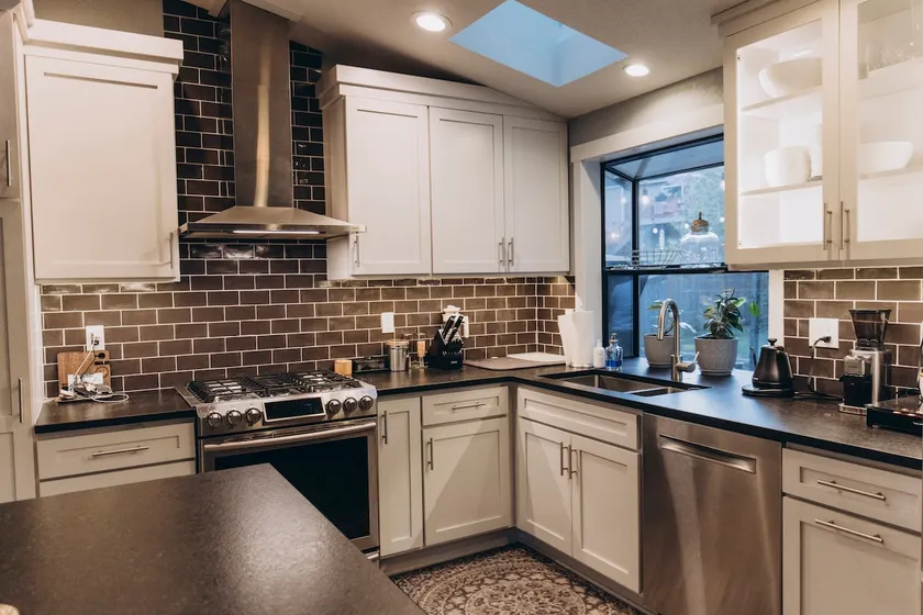 Cozy Bothell Tri-Level with Central AC - Image 1
