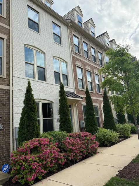 Entire Townhome with balcony & parking sleeps 10 - Image 1