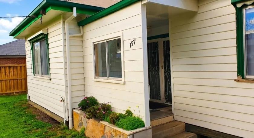 Holiday House in Sunbury Centre - Image 1