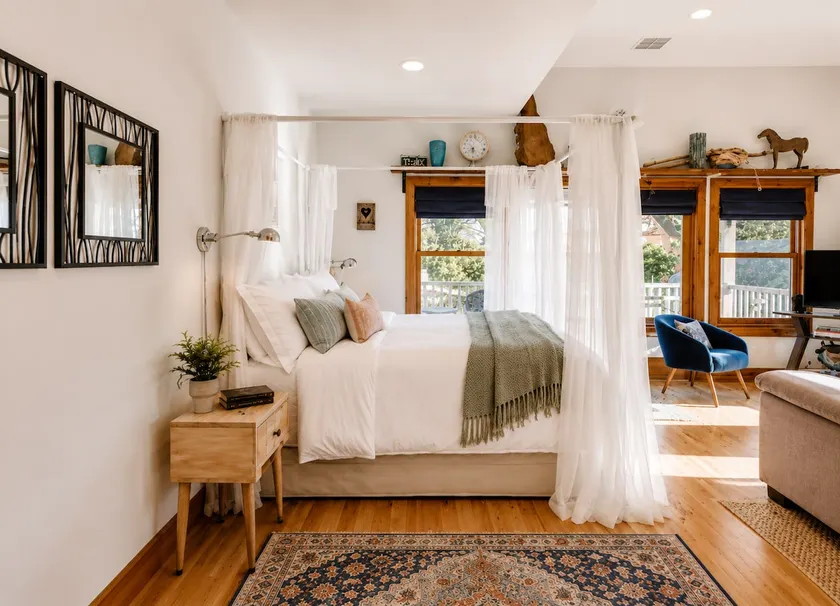 Romantic downtown studio. Walk to Springs /pets ok - Image 1