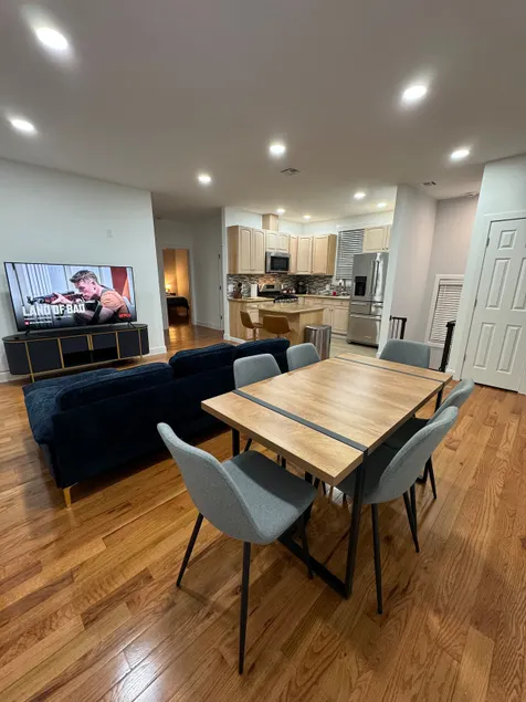 4 bedroom apartment minutes away from NYC &MetLife - Image 1