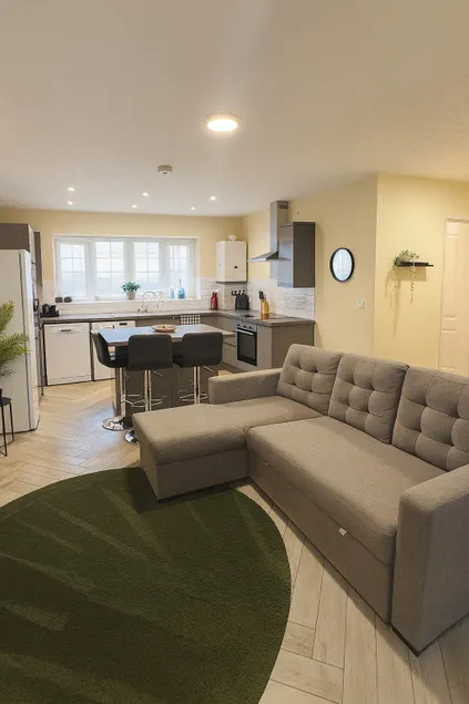Comfy 2BR Apartment for Families in Bury - Image 1
