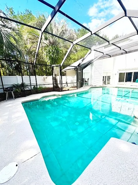 Home with swimming pool - Image 1