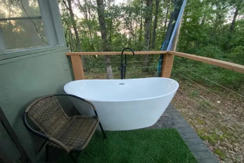 Couples Cabin at the Lake - Image 1