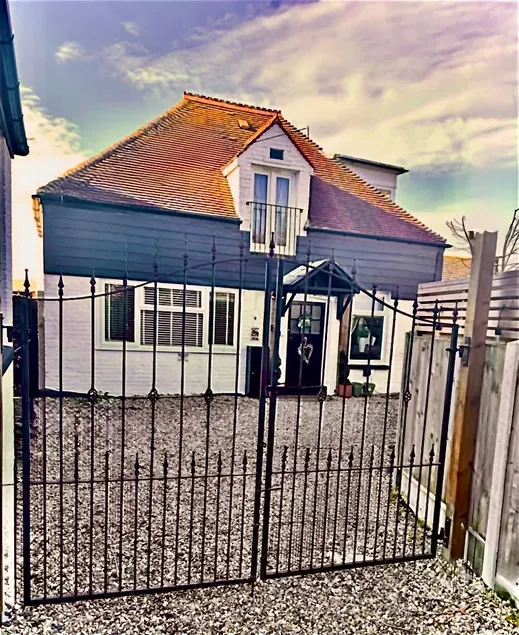 Ivy Lodge, Hot Tub, log burner. Nr Quex &Dreamland - Image 1