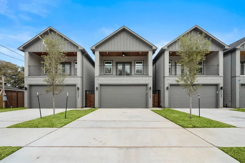 Luxury Villa Near Downtown & IAH | Balcony - Image 1