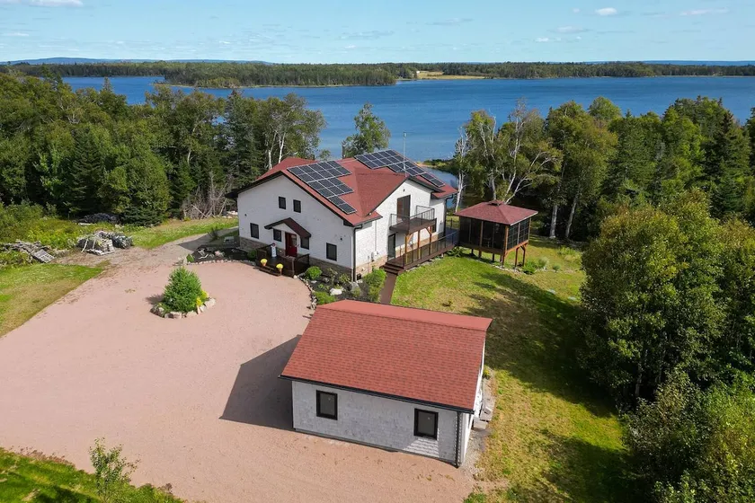 Redbird Lakehouse: Luxury Cottage on the Bras d'Or - Image 1