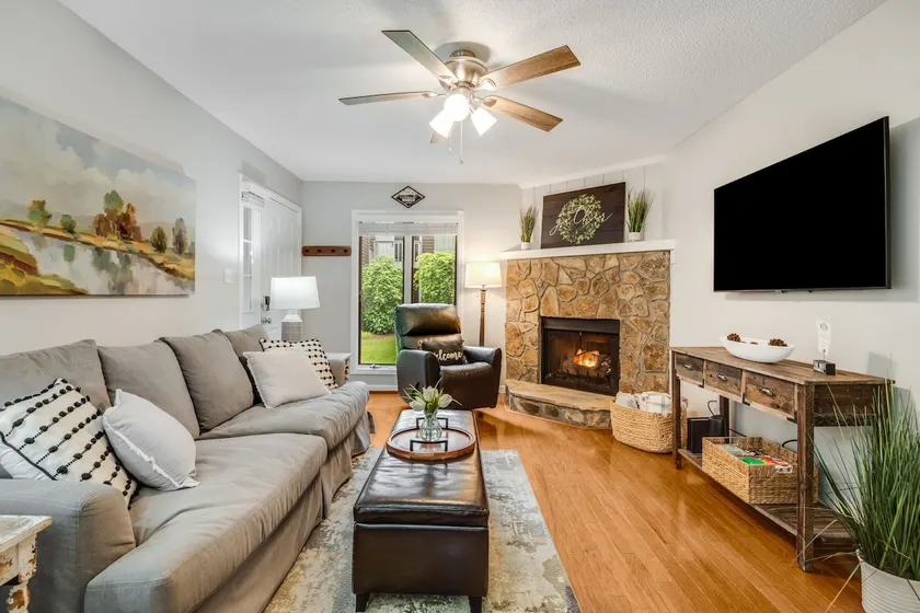 Cozy 1st Floor, Walk to Main, Fireplace, King Beds - Image 1