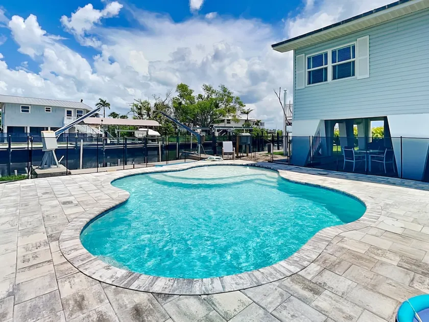 275 Blue Bay - Image 1