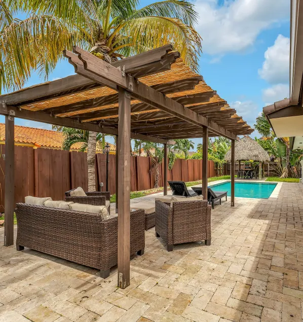 Tropical Oasis with Heated Pool and BBQ - Image 1