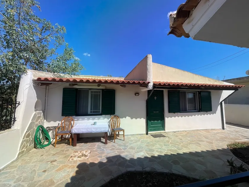 Detached house in Loutraki - Image 1