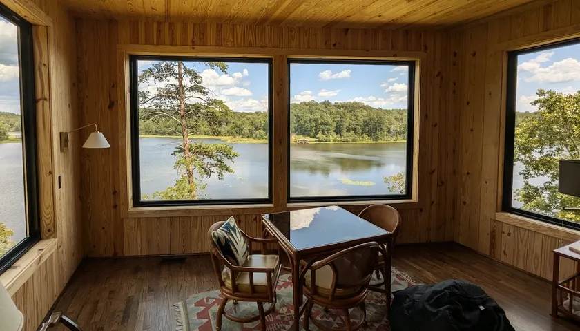 Stunning Lakefront Cabin Fall Getaway - Image 1