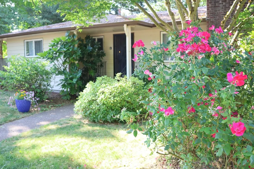 Rose Retreat: Center of Corvallis - Image 1