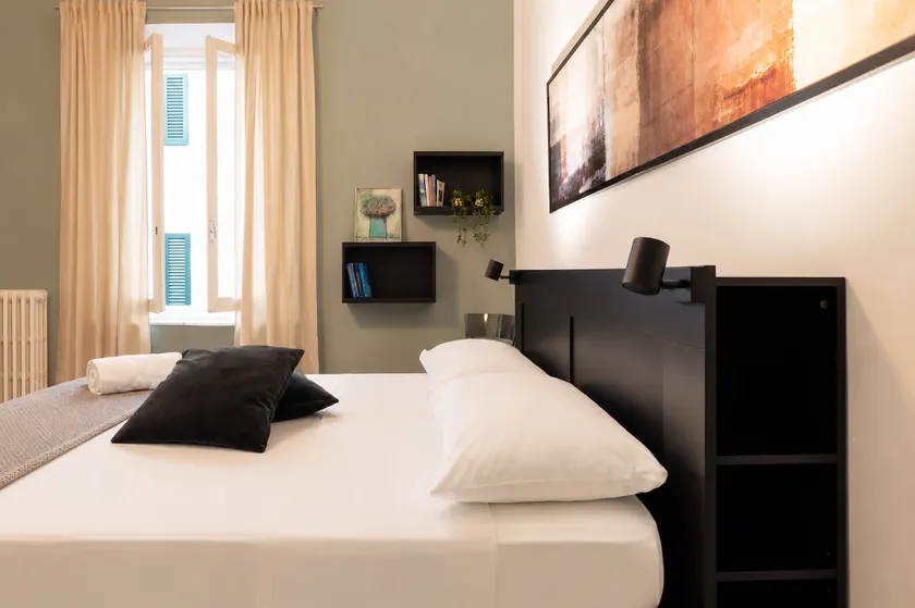 Emporium Tuscany • 3 King Beds • Walk to Station - Image 1