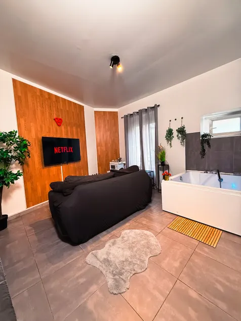Suite & Jacuzzi – Stade de France - Image 1
