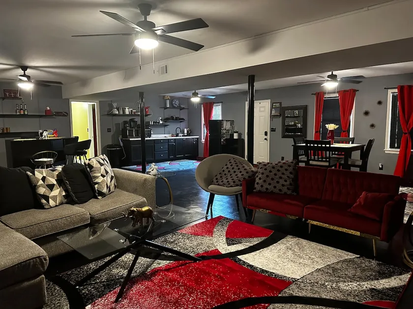 Private Floor; 2 Bedrooms, Living/Dining/Kitchen - Image 1