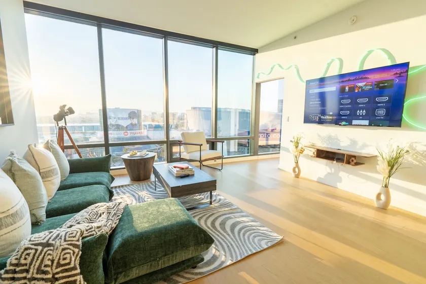 Luxury High Rise Unit DTLA Free Parking - Image 1