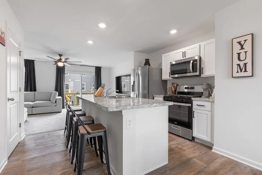 Elegant New Home Near Lakes - - Image 1