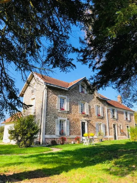 Family home for 14 people with garden, for groups - Image 1