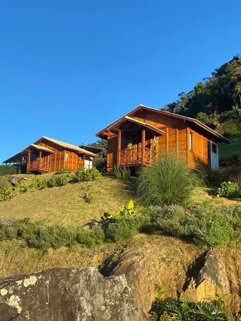 Relax surrounded by gardens and a stunning lake - Image 1