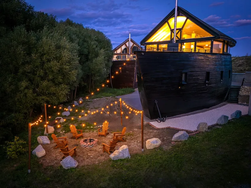 Unique Boat Shaped House at Lakefront #instaWORTH - Image 1