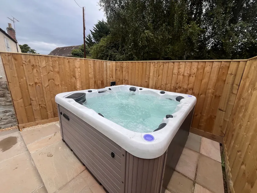 Countryside farmhouse, hot tub, spacious, garden - Image 1
