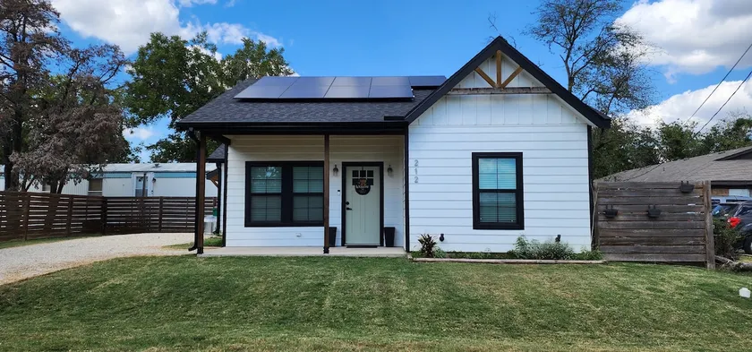 To the Farmhouse - Image 1