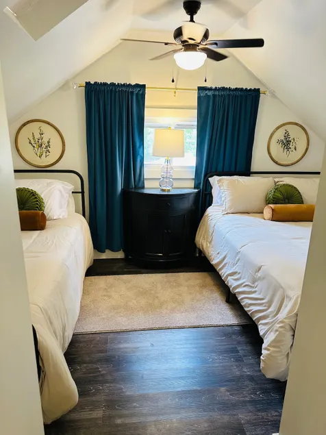 Cozy loft up the stairs - Image 1