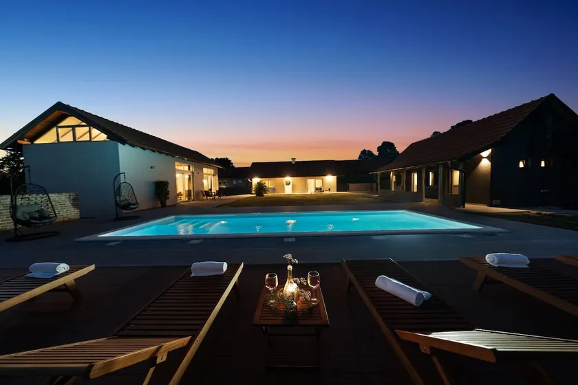 Green oasis-modern house with outdoor pool - Image 1