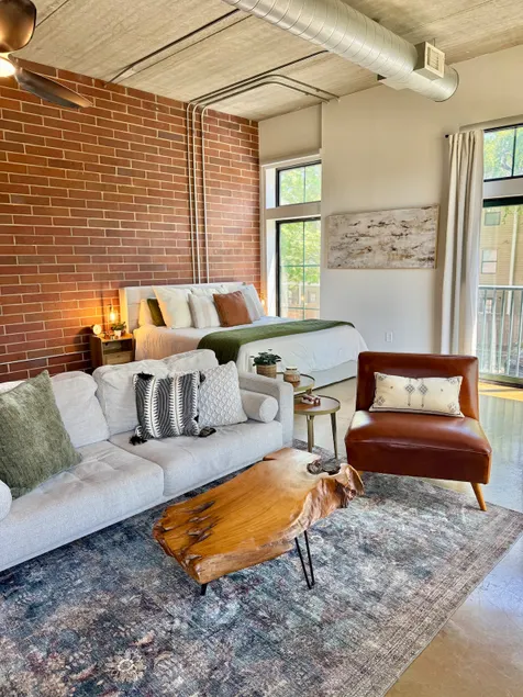 Large Modern Uptown Flat- 6 blocks to Panthers/FC! - Image 1