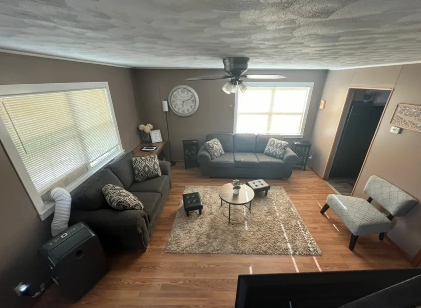 Charming 2 bedroom, 1.5 bath - Image 1