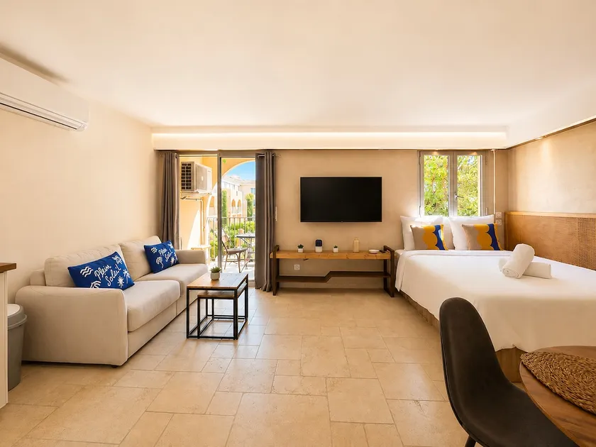 Saint-Tropez entrance - pool, tennis, parking - Image 1