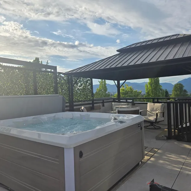Roof Top Hot Tub 1000 Sq Ft Private Lux Top Floor - Image 1