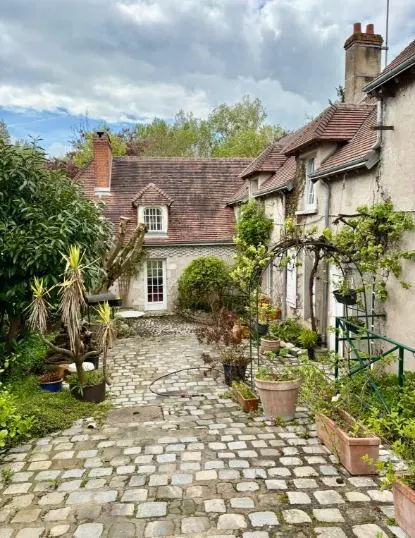 Spacious Vintage Cottage in Loire Valley: Village Charm, Garden, Pets Welcome - Image 1