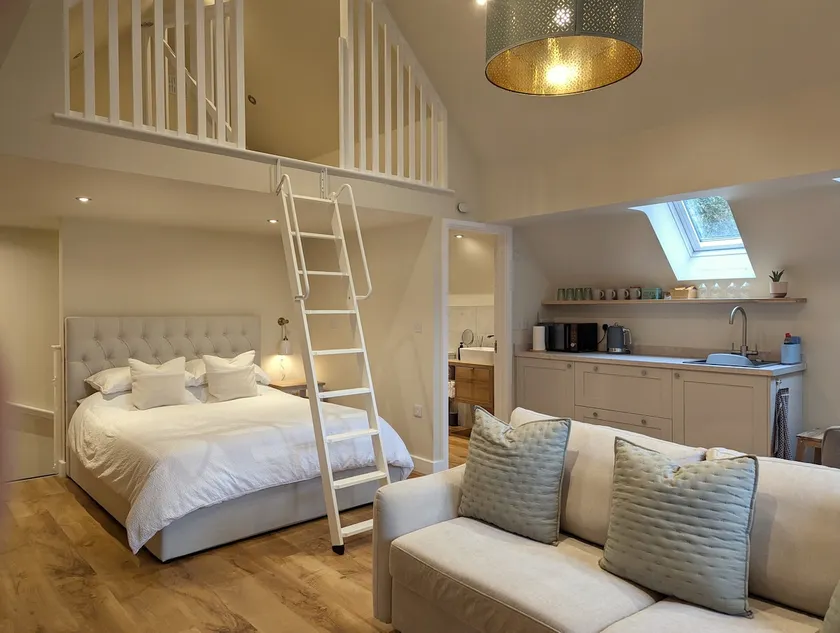 Bright Loft-Style Annexe with Parking & Netflix - Image 1