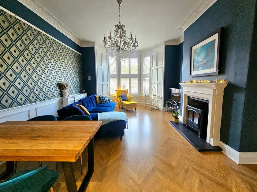 Spacious Edinburgh Home with Easy Access to Airport & City Centre - Image 1