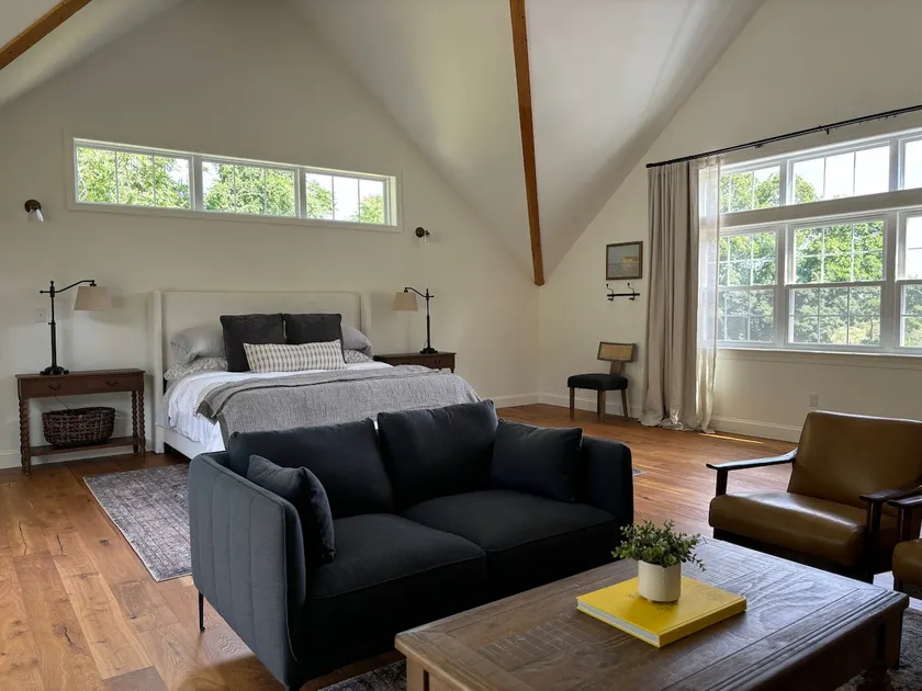 private suite w/king bed - Image 1