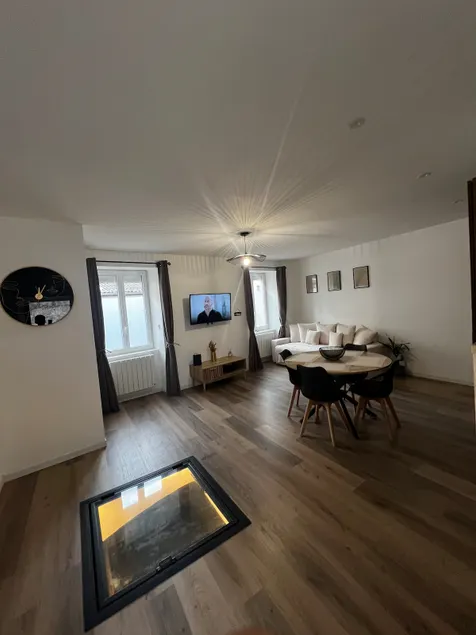 Apartment with vaulted cellar - Image 1