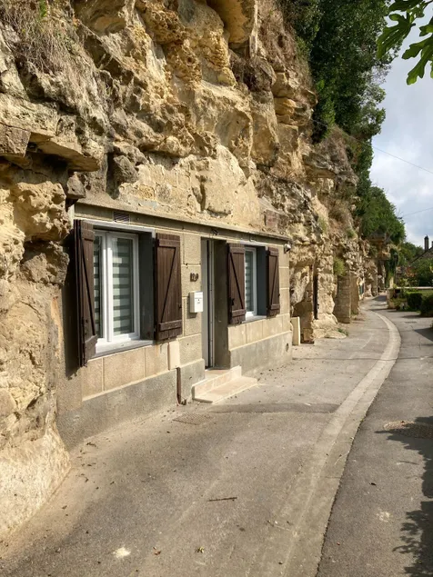 Unusual troglodyte. Chantilly, Parc Astérix & CDG - Image 1