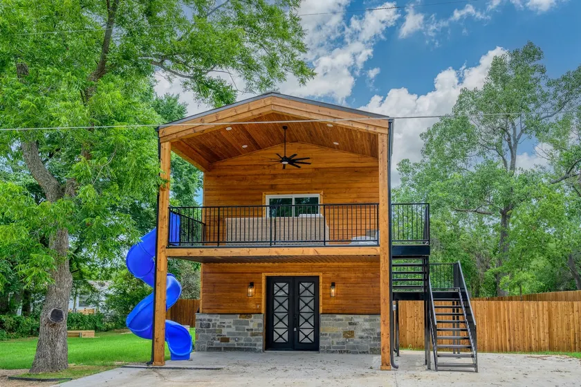 Blue Slide Bungalow - Image 1