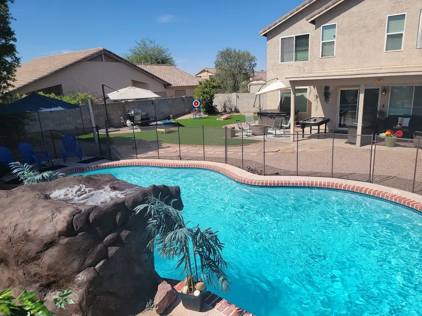 Spacious Glendale Home With Pool/BBQ/Games/Jacuzzi - Image 1