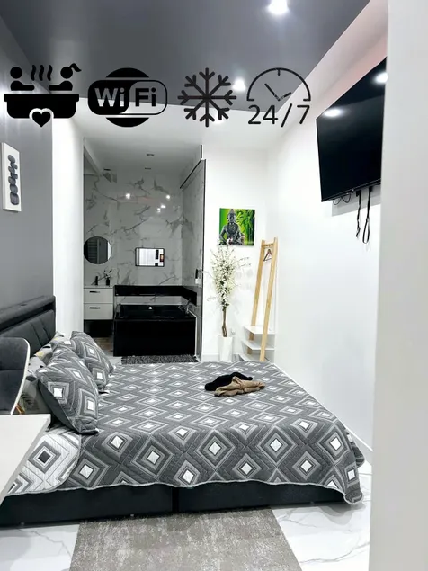 Zen Amaryllis AC Suite, Jacuzzi and Integrated TV - Image 1