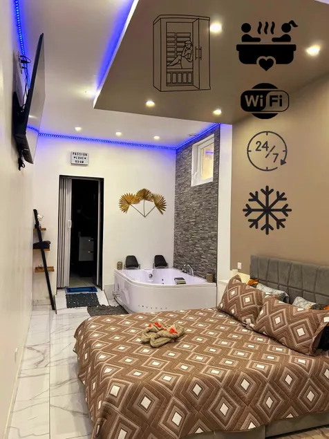 Suite Gold Amaryllis Sauna, Jacuzzi & AC - Image 1