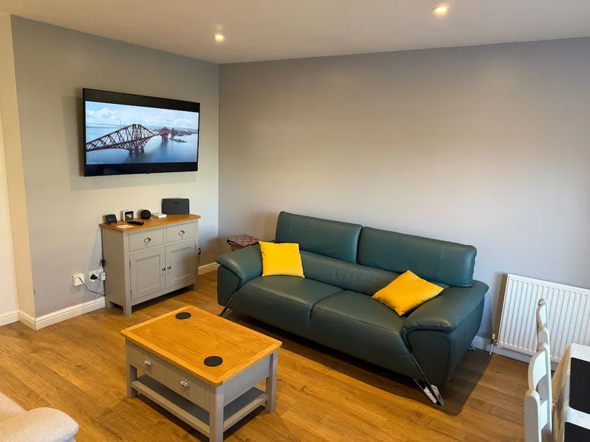 Dunfermline 2 Bed Flat Fully Furnished - Image 1