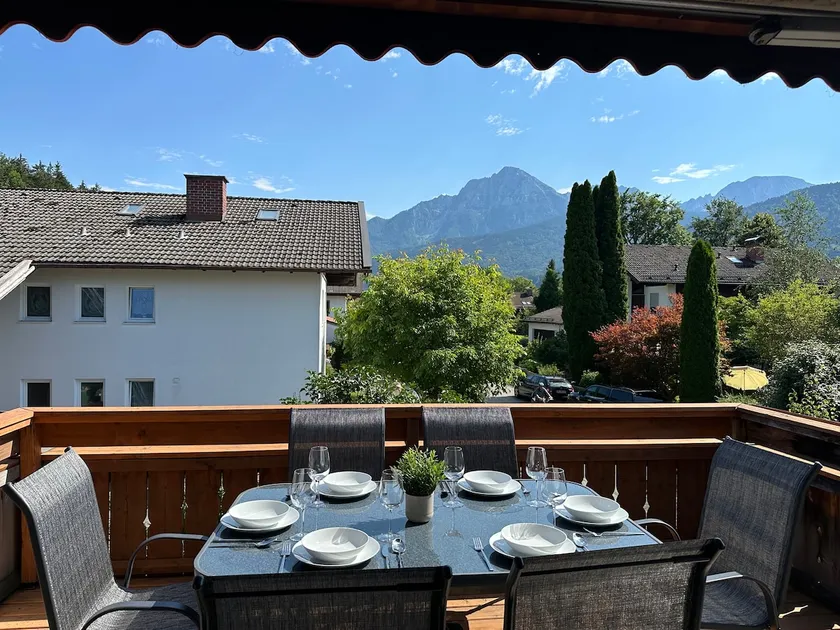 Large balcony with mountain view 2 bedrooms Parking - Image 1