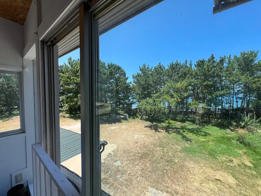 Itoshima Beach Villa, a private house in front of the sea with a beautiful pine forest, next to a park. Refresh in a comfortable room - Image 1